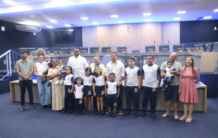 Prefeitura de Gurupi realiza entrega simbólica dos uniformes escolares da rede municipal